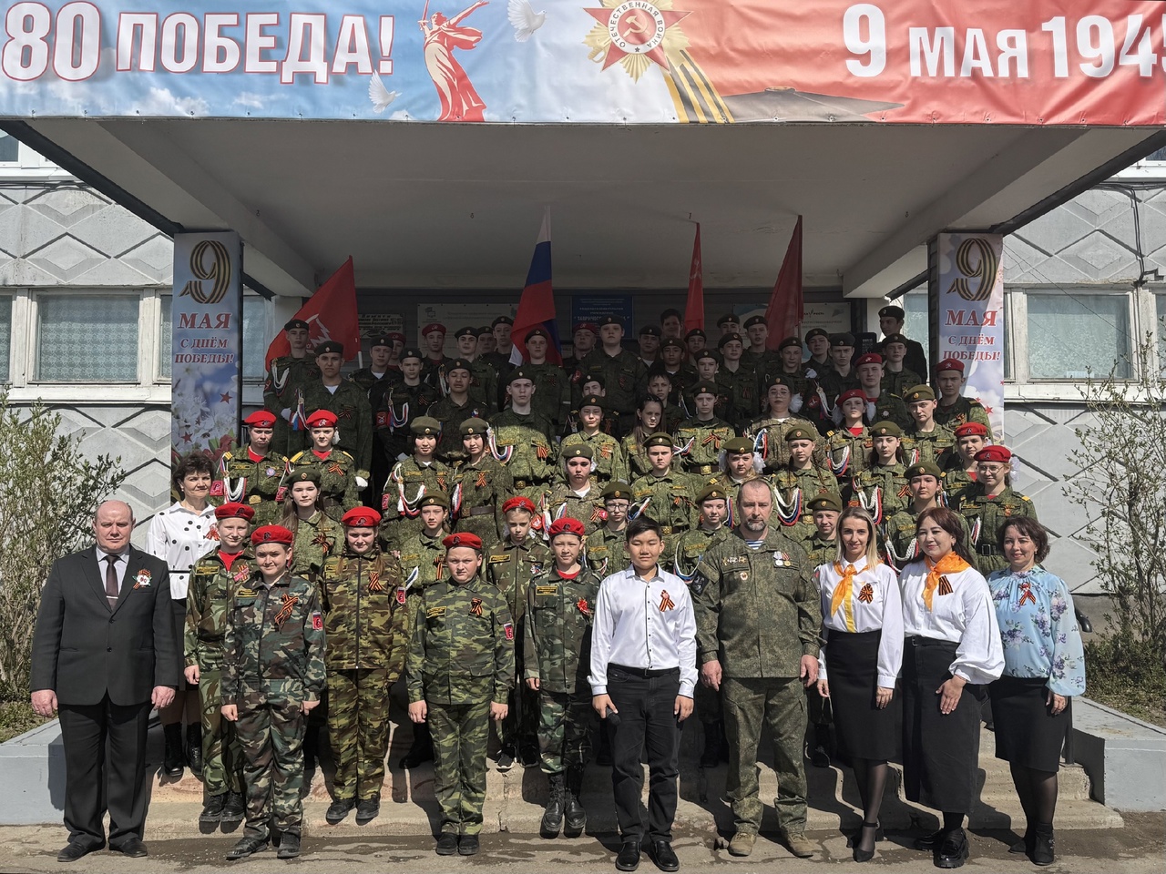 Торжественная церемония передачи копии Знамени Победы.