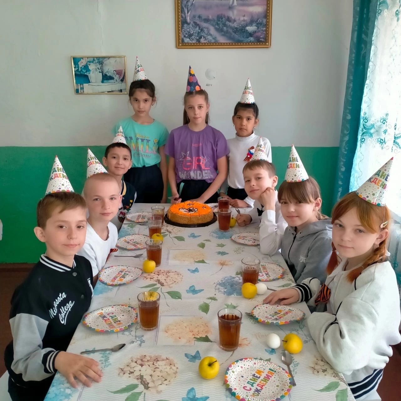 День рождения в кругу друзей и одноклассников.