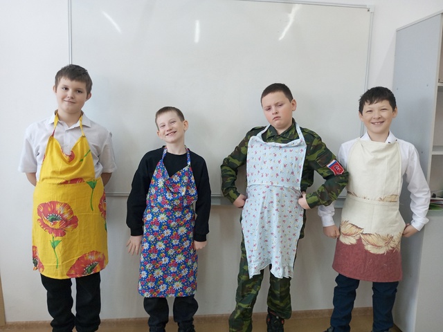 Шьём фартуки.